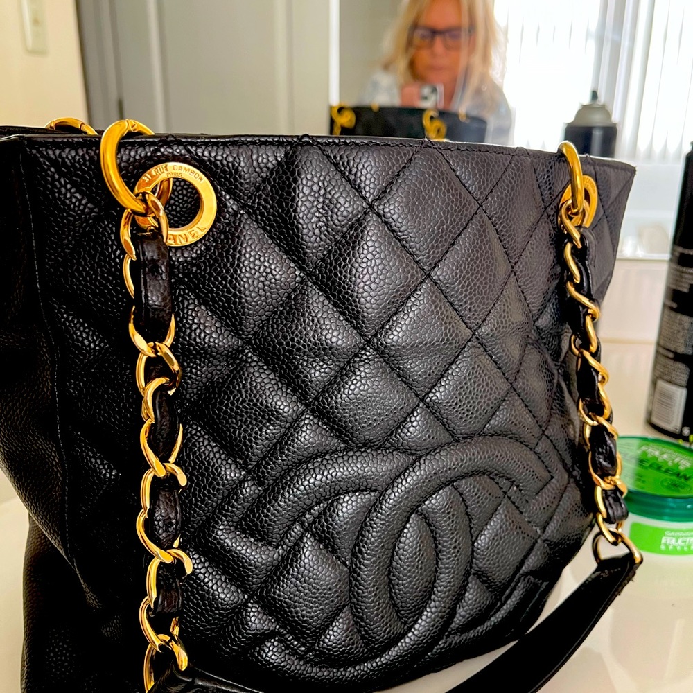 Caviar Leather PST Petite
Shopping Tote Gold Chain Good Condition (no dust bag)